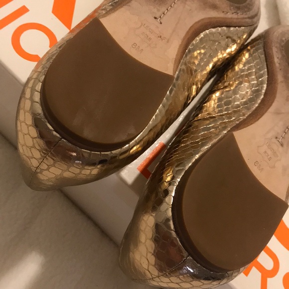 KORS Michael Kors Odin Gold Pointed Toe Flats Sz 8 - Picture 7 of 7